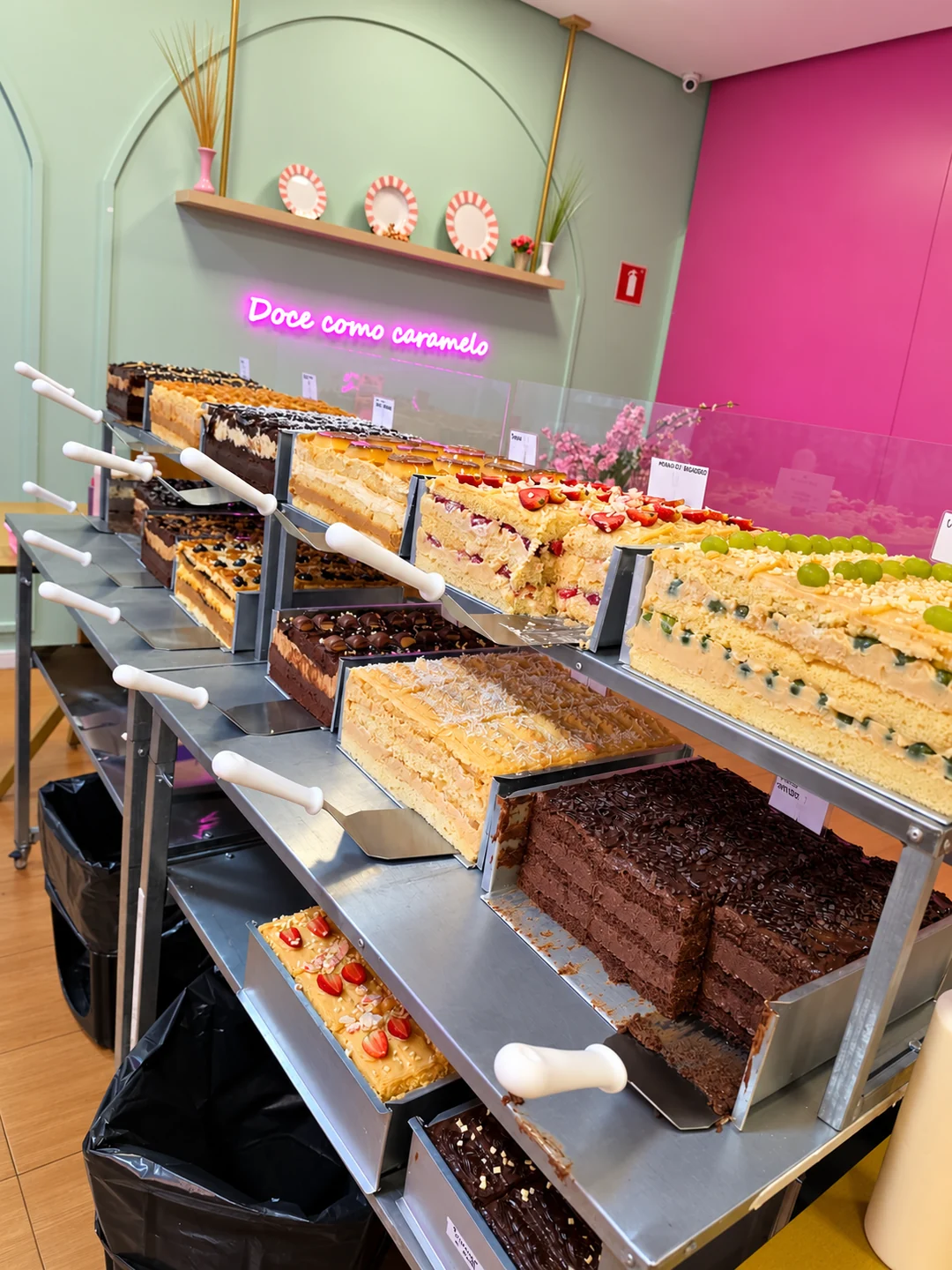 Bolos de vários sabores organizados para o Festival de Fatias