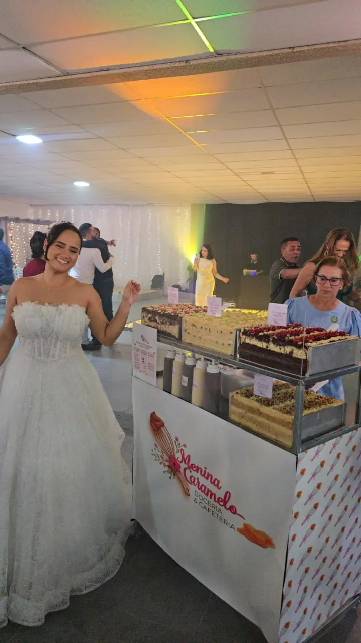 Noiva ao lado da estação do Festival de Fatias no casamento
